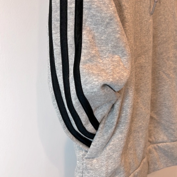 🩶🖤Adidas Pullover Gray and Black Sweatshirt in Size Small Like New - Picture 5 of 6